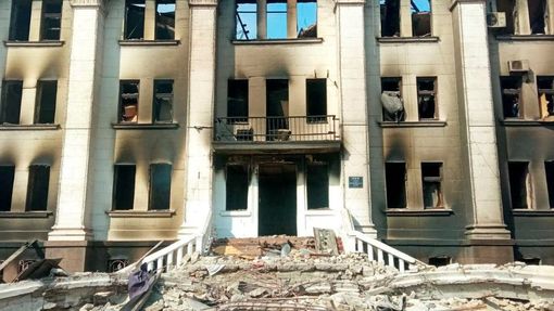 Zničené divadlo v Mariupolu, kde se ukrývaly stovky lidí.