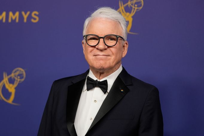 Na snímku z předávání cen Emmy je herec Steve Martin.