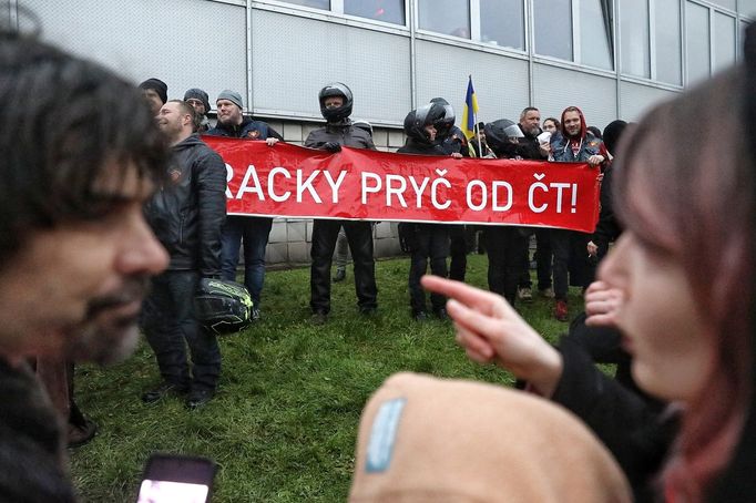 Kousek od protivládní demonstrace u sídla České televize se objevilo také několik lidí na podporu televize.