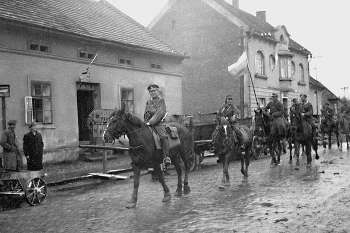 Na většině území s českým obyvatelstvem rozhlasové hlášení pražského rozhlasu zmobilizovalo vojenské i civilní povstalecké struktury, pokud už nevyšly z ilegality minulé dny. Z Berouna zahájili 5. května postup na pomoc Praze vlasovci, vojáci 1. divize ROA.