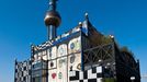 Friedensreich Hundertwasser/Teplárna Wien, Wien  Tato typologicky industriální stavba dokazuje, že inspirační architektura dokáže vnést i do tak vážného a nezajímavého tématu nový pohled. Stavba se stala rakouským symbolem pro kompromis mezi průmyslem a ekologií. I když je „hundertwasserova postsecesse" někdy až moc hravá, pro „polidštění" teplárenského objektu se stala podstatným elementem.