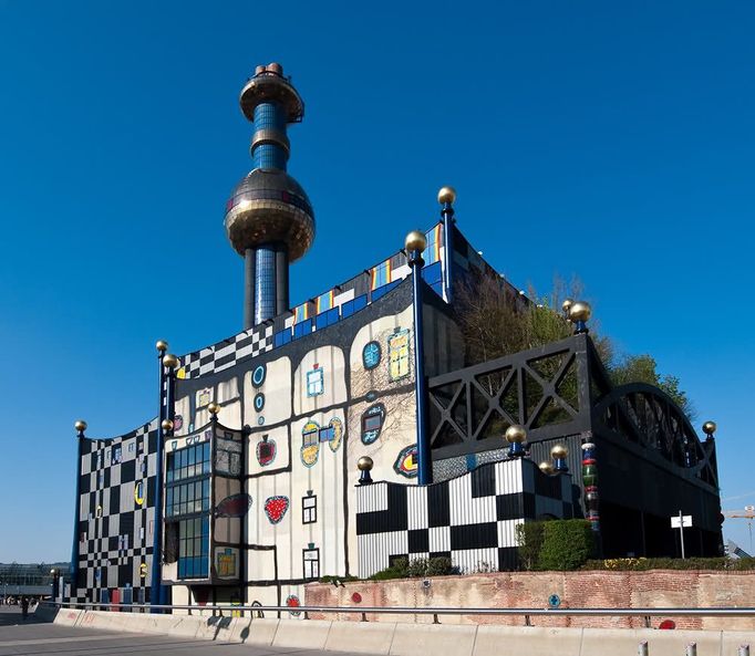 Friedensreich Hundertwasser/Teplárna Wien, Wien  Tato typologicky industriální stavba dokazuje, že inspirační architektura dokáže vnést i do tak vážného a nezajímavého tématu nový pohled. Stavba se stala rakouským symbolem pro kompromis mezi průmyslem a ekologií. I když je „hundertwasserova postsecesse" někdy až moc hravá, pro „polidštění" teplárenského objektu se stala podstatným elementem.