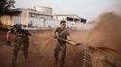 French soldiers prepare the security zone of the Bamako airport January 23, 2013. A split emerged on Thursday in the alliance of Islamist militant groups occupying northern Mali as French and African troops prepared a major ground offensive aimed at driving al Qaeda and its allies from their safe haven in the Sahara. The zone was established on the evening of January 22. Picture taken January 23, 2013. REUTERS/Malin Palm (MALI - Tags: POLITICS CIVIL UNREST CONFLICT MILITARY) Published: Led. 24, 2013, 7:06 odp.