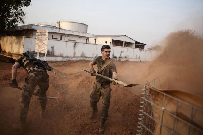 French soldiers prepare the security zone of the Bamako airport January 23, 2013. A split emerged on Thursday in the alliance of Islamist militant groups occupying northern Mali as French and African troops prepared a major ground offensive aimed at driving al Qaeda and its allies from their safe haven in the Sahara. The zone was established on the evening of January 22. Picture taken January 23, 2013. REUTERS/Malin Palm (MALI - Tags: POLITICS CIVIL UNREST CONFLICT MILITARY) Published: Led. 24, 2013, 7:06 odp.