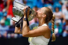 Skvělá Kvitová dva dny před startem Wimbledonu ovládla turnaj v Eastbourne