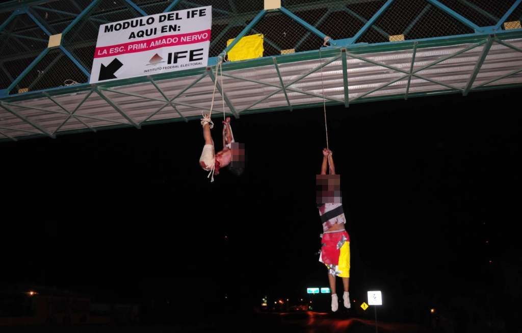 Mexiko - drogové kartely - těla mladých lidí visela z mostu