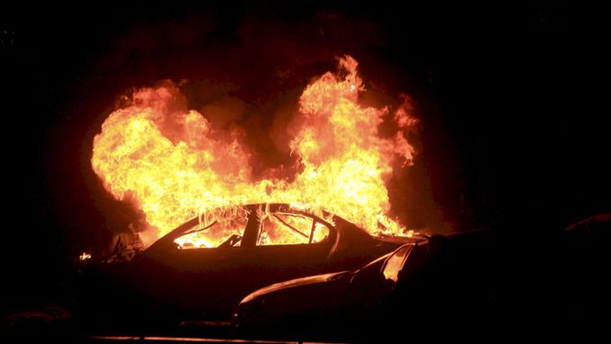 Hořící auto po výbuchu v Ankaře.