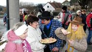 Lidé v maskách pochodovali při hudbě, tančívali u každého domu, vybírali do košíku kořalku či pochutiny, které pak večer společně konzumovali. Leccos z toho zůstalo třeba v obci Vrčeň i při letošním masopustu zachováno. Jídlo i kořalku však přítomní konzumovali okamžitě...