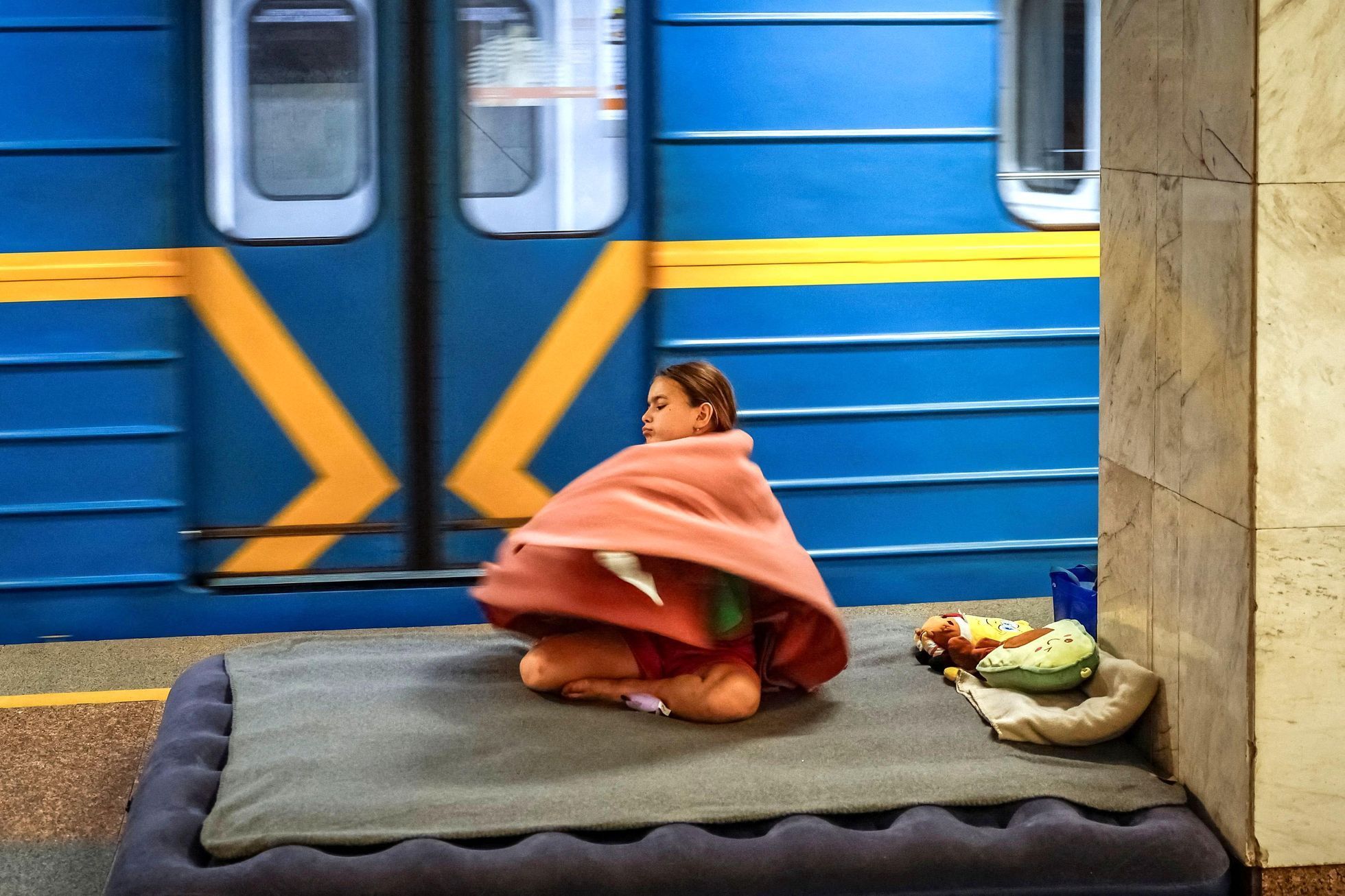 Ukrajina, Kyjev, metro, úkryt, civilisté, nálet, válka, Rusko
