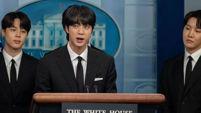 Jin hovoří na tiskové konferenci v Bílém domě poté, co se tam letos v květnu členové BTS sešli s americkým prezidentem Joem Bidenem.