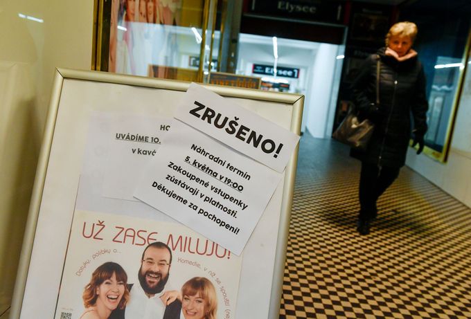 Informační cedule v pražském Divadle Radka Brzobohatého upozorňuje na zrušené představení.