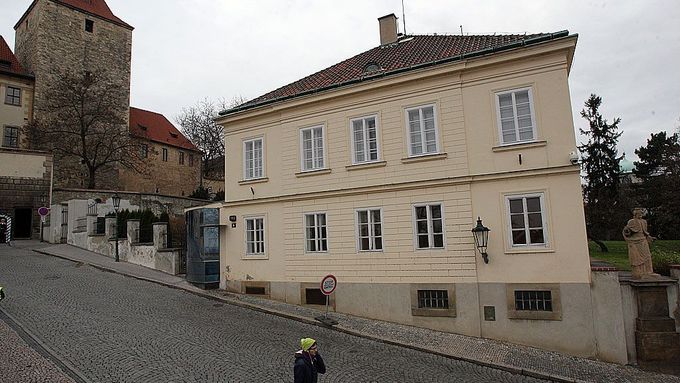 Vila na Pražském hradě, kam se přestěhoval spolek Přátelé Miloše Zemana. Služební byt v ní má i kancléř a šéf spolku Vratislav Mynář.