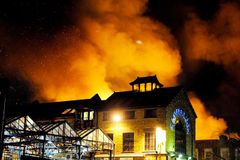 Nejslavnější londýnský blešák zničily plameny