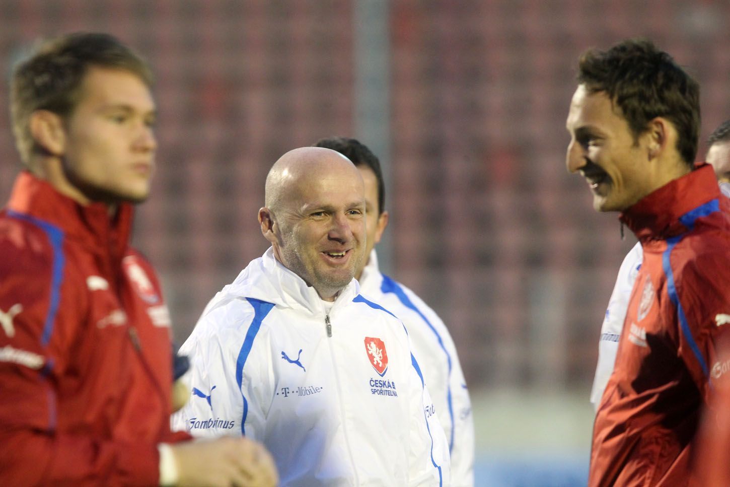 Čeští fotbaloví reprezentanti s trenérem Michalem Bílkem na tréninku před přátelským utkáním se Slovenskem v listopadu 2012.
