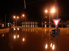 Mariánský most a za ním most Edvarda Beneše v Ústí nad Labem. Levý břeh řeky mezi nimi je zatopen