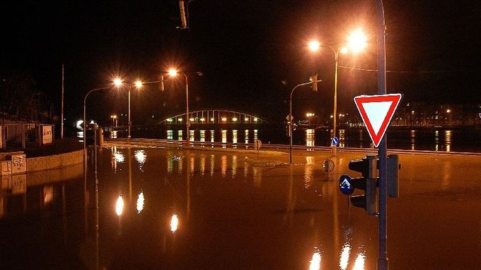 Noční pohled na zatopený levý břeh Labe v Ústí, v pozadí most Edvarda Beneše. Původně se čekalo, že hladina zde dosáhne vrcholu už v pátek, ale podle posledních informací bude řeka kulminovat až v průběhu sobotního dne