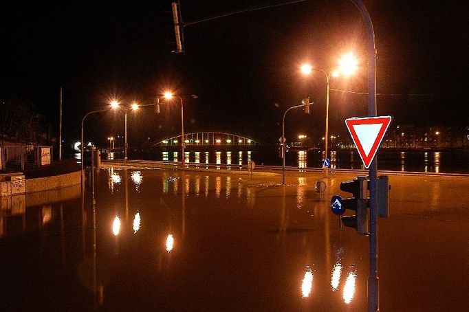 Noční pohled na zatopený levý břeh Labe v Ústí, v pozadí most Edvarda Beneše. Původně se čekalo, že hladina zde dosáhne vrcholu už v pátek, ale podle posledních informací bude řeka kulminovat až v průběhu sobotního dne