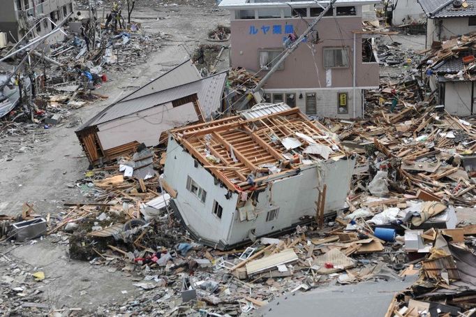 Snímek města Ofunato v prefektuře Iwate pět dní po tsunami.