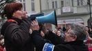 Na Jiráskově náměstí zvaném Kuří rynek v centru Ostravy se po třetí hodině odpoledne sešlo asi 300 protestujících. Organizátoři malého shromáždění měli k dispozici pouze málovýkkonný megafon, takže už dvacet metrů od řečníka nebylo srozumitelné, co lidem říká. Část přítomných se na Kuří rynek přesunula ze sousedního Masarykova náměstí, kde popíjeli medovinu na vánočních trzích.