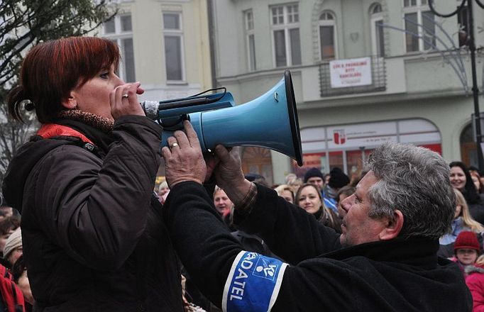 Na Jiráskově náměstí zvaném Kuří rynek v centru Ostravy se po třetí hodině odpoledne sešlo asi 300 protestujících. Organizátoři malého shromáždění měli k dispozici pouze málovýkkonný megafon, takže už dvacet metrů od řečníka nebylo srozumitelné, co lidem říká. Část přítomných se na Kuří rynek přesunula ze sousedního Masarykova náměstí, kde popíjeli medovinu na vánočních trzích.