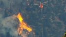 Two firefighting helicopters approach the Waldo Canyon fire west of Colorado Springs in Colorado June 26, 2012. A monster Colorado wildfire raging near some of the most visited tourist areas in the state took a turn for the worse on Tuesday as hot winds pushed flames north, prompting the evacuation of 7,000 more people, officials said. REUTERS/Rick Wilking (UNITED STATES - Tags: DISASTER ENVIRONMENT) Published: Čer. 27, 2012, 2:56 dop.