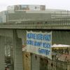 Greenpeace demonstrují na Nuselském mostě v Praze