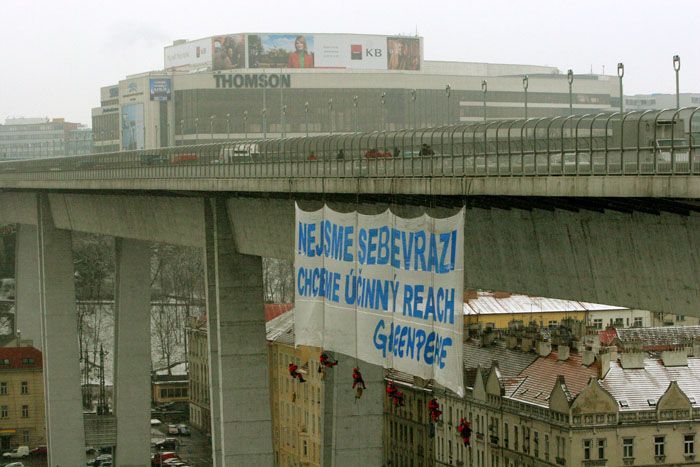 Greenpeace demonstrují na Nuselském mostě v Praze