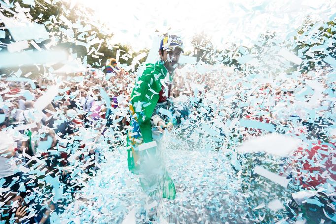 Brazilský pilot Lucas di Grassi slaví vítězství v závodě Formule E v Curychu.