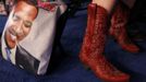 A convention-goer's boots and bag are pictured on the convention floor on the first day of the Democratic National Convention in Charlotte, North Carolina, September 4, 2012. REUTERS/Jessica Rinaldi (UNITED STATES - Tags: POLITICS ELECTIONS) Published: Zář. 4, 2012, 9:49 odp.