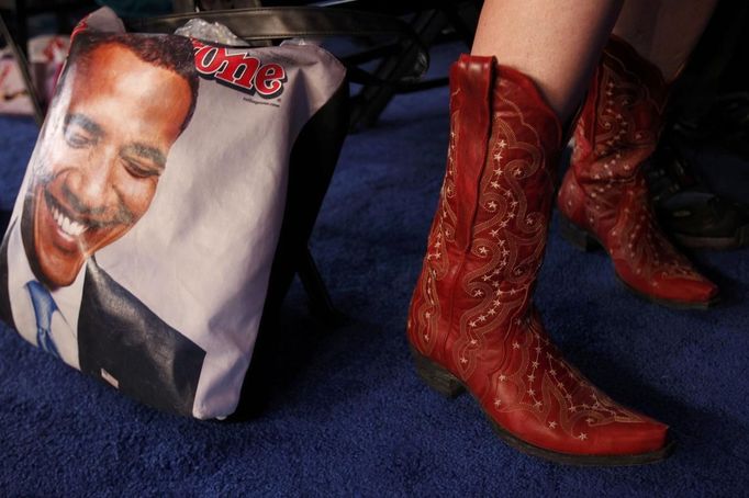 A convention-goer's boots and bag are pictured on the convention floor on the first day of the Democratic National Convention in Charlotte, North Carolina, September 4, 2012. REUTERS/Jessica Rinaldi (UNITED STATES - Tags: POLITICS ELECTIONS) Published: Zář. 4, 2012, 9:49 odp.