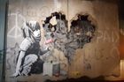 Banksy Palestinu navštívil opakovaně a jeho umělecká díla jsou k vidění v uprchlických táborech i na zdi, která stát lemuje.