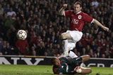 Wayne Rooney z Manchesteru United dává gól brankáři AC Milán Didovi (na zemi) v semifinále Ligy mistrů.
