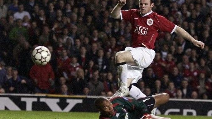 Wayne Rooney z Manchesteru United dává gól brankáři AC Milán Didovi (na zemi) v semifinále Ligy mistrů.