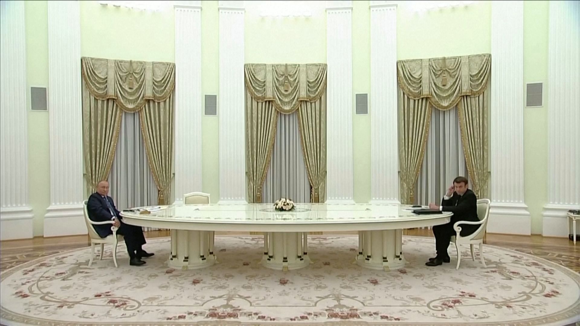 Na setkání Putina a Macrona seděli státníci několik metrů od sebe