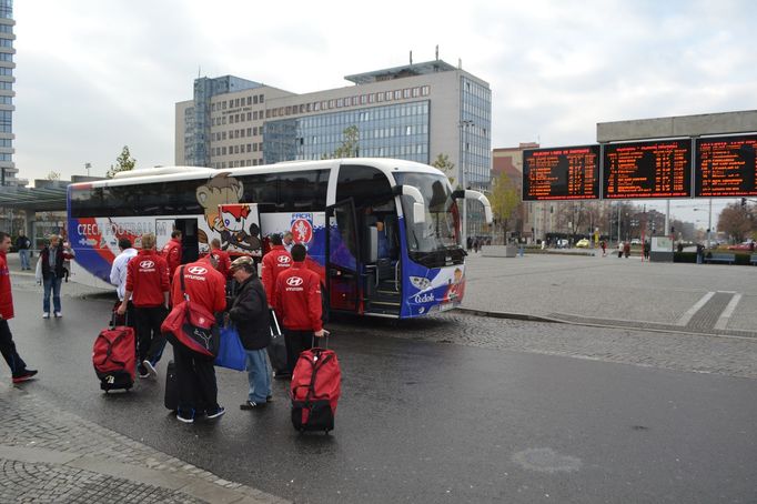 Čeští fotbaloví reprezentanti při příjezdu vlakem do Olomouce, kde se střetnou se Slováky.