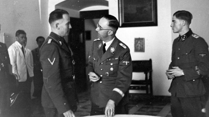 Nacista Heinrich Himmler (druhý zprava).