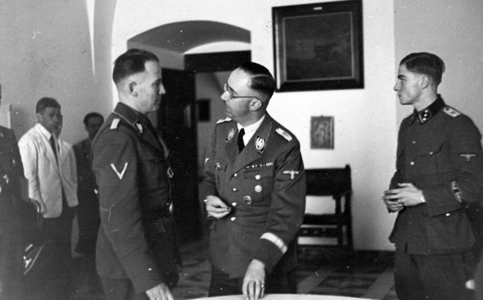 Heinrich Himmler (druhý zprava) a Otto von Wächter na krakovském Královském hradě na Wawelu, 1939 až 1944.