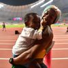 MS v atletice 2019: Jamajčanka Shelly-Ann Fraserová-Pryceová oslavuje vítězství ve sprintu na 100 metrů spolu se synem