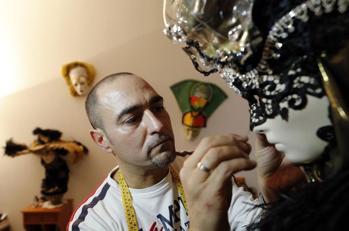 Marco Dilauro prepares a mask which he will wear during the annual Venice Carnival January 25, 2013. Dilauro, 43, is a tax collector by day, but his real passion is making masks and costumes for the carnival. A resident of Como, northern Italy, he chooses fabrics, ribbons, lace and costume jewellery to make the period costumes after doing extensive research, and wears them at Carnival, which ends on the day before Ash Wednesday. Picture taken January 25, 2013. REUTERS/Alessandro Bianchi (ITALY - Tags: SOCIETY) Published: Led. 27, 2013, 11:47 odp.