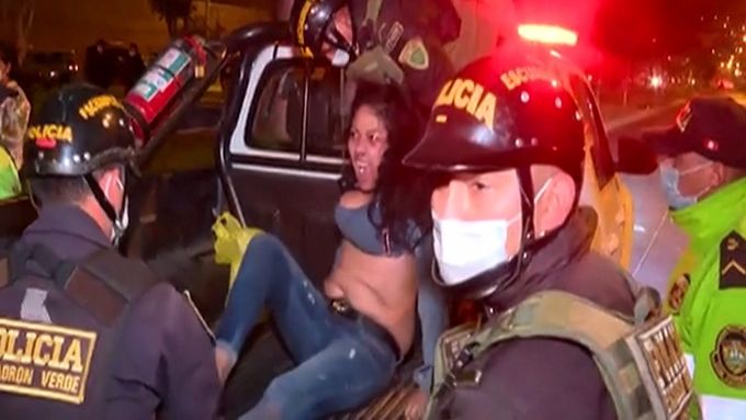Nejméně 13 lidí bylo ušlapáno při útěku z nočního klubu v Peru, kde probíhala policejní razie