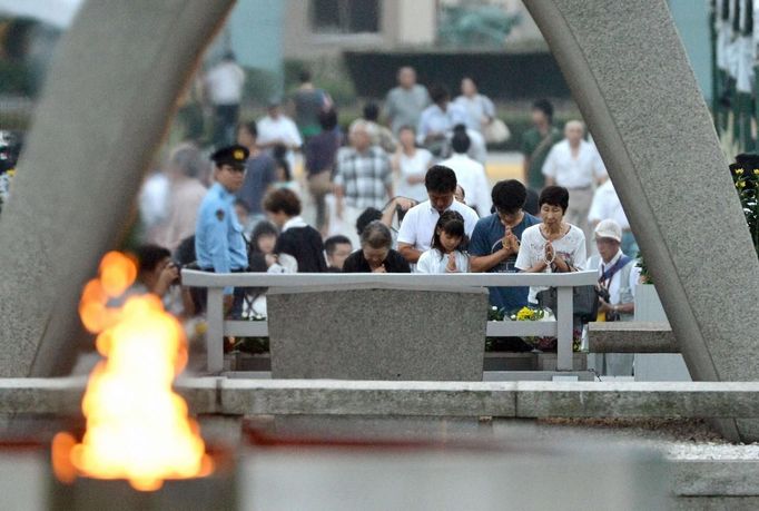 People pray for the victims of the 1945 atomic bombing, in the Peace Memorial Park in Hiroshima August 6, 2013, on the 68th anniversary of the world's first atomic bombing on the city. Mandatory Credit. REUTERS/Kyodo (JAPAN - Tags: ANNIVERSARY CONFLICT) ATTENTION EDITORS - THIS IMAGE WAS PROVIDED BY A THIRD PARTY. FOR EDITORIAL USE ONLY. NOT FOR SALE FOR MARKETING OR ADVERTISING CAMPAIGNS. THIS PICTURE IS DISTRIBUTED EXACTLY AS RECEIVED BY REUTERS, AS A SERVICE TO CLIENTS. MANDATORY CREDIT. JAPAN OUT. NO COMMERCIAL OR EDITORIAL SALES IN JAPAN. YES Published: Srp. 5, 2013, 11:44 odp.