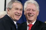 Na ceremonii nechyběl ani exprezident USA Bill Clinton. Na snímku se zdraví se svým nástupcem Georgem Bushem.