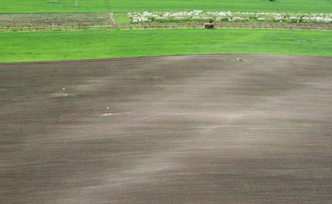 Umístění potrubí pod zemí prozradí světlé pruhy na zoraném poli. V jednom koridoru je s ropovodem několik dalších dálkových vedení, například plynu.