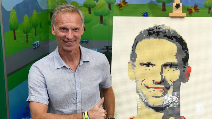 Dominik Hašek a jeho portrét z kostiček lega.