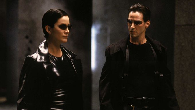 Carrie-Anne Mossová a Keanu Reeves v prvním díle Matrixu.