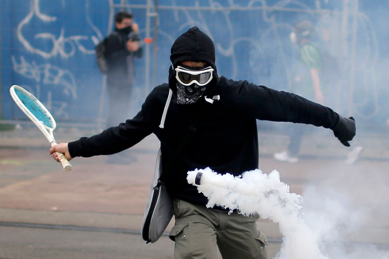 Mladík protestující proti reformě pracovního trhu v Nantes. Raketou odpaluje zpátky granát se slzným plynem.