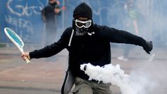 Mladík protestující proti reformě pracovního trhu v Nantes. Raketou odpaluje zpátky granát se slzným plynem.