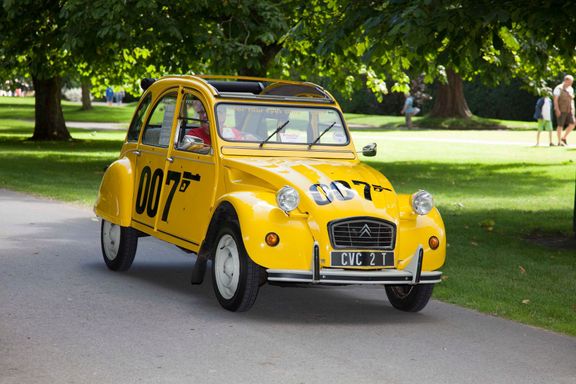 V běžném životě pomalý Citroën 2CV "kachna" v bondovce jezdil 160 km/h.