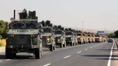 Turecký vojenský konvoj u hranic se Sýrií