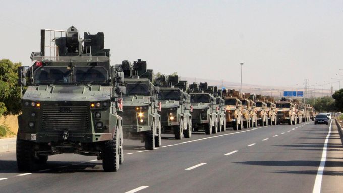 Turecký vojenský konvoj míří k syrským hranicím.